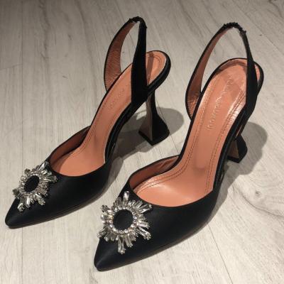A Siyah taşlı stiletto
