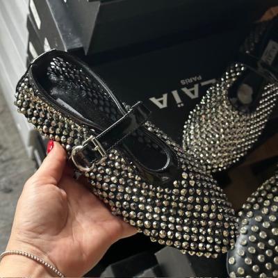 ALA SİYAH TAŞLI BABET 