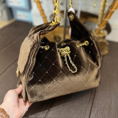 CHNL ASKILI ACI KAHVE KADİFE ÇANTA 