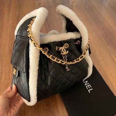 CHNL ASKILI SİYAH TÜYLÜ ÇANTA 