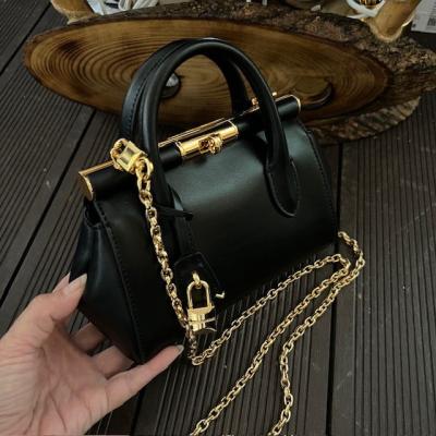 DG ZİNCİR ASKILI SİYAH ÇANTA 