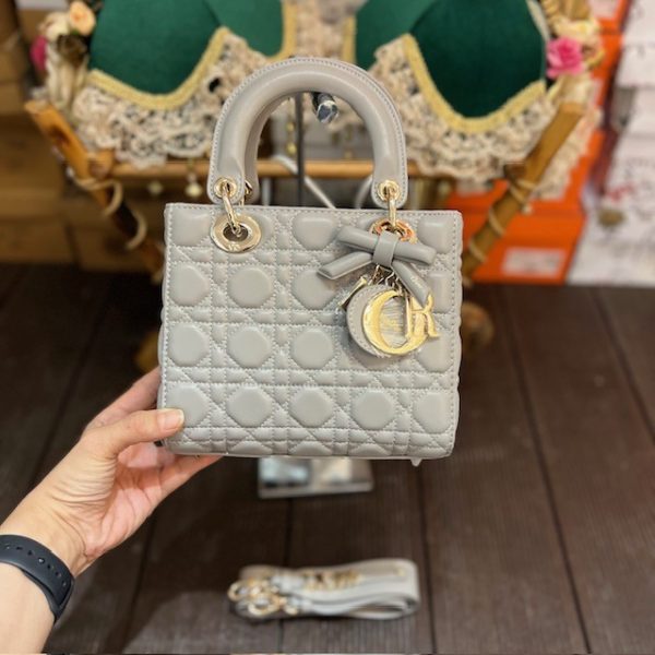 dior-gri-lady-resim2-8302.jpg