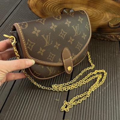 LV KAPAKLI ZİNCİR ASKILI MONOGRAM ÇANTA 