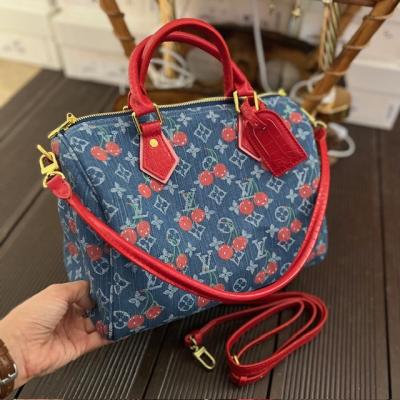 LV MONOGRAM KIRMIZI AKSESUARLI ÇANTA 