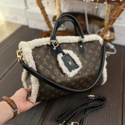 LV MONOGRAM SİYAH AKSESUARLI ÇANTA 