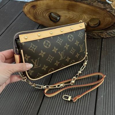 LV ZİNCİR ASKILI ÇANTA 