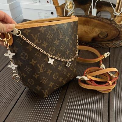 LV ZİNCİR DETAYLI MONOGRAM ÇANTA 