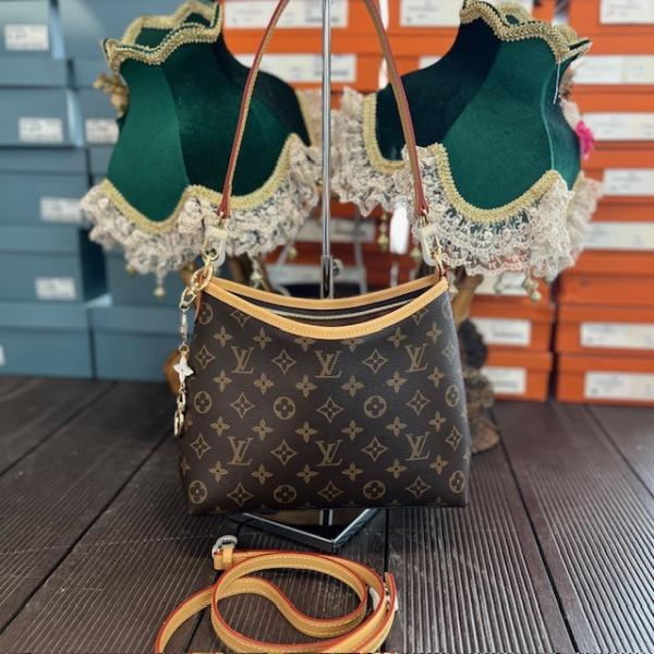 lv-zincir-detayli-monogram-canta-2-resim2-7612.jpg