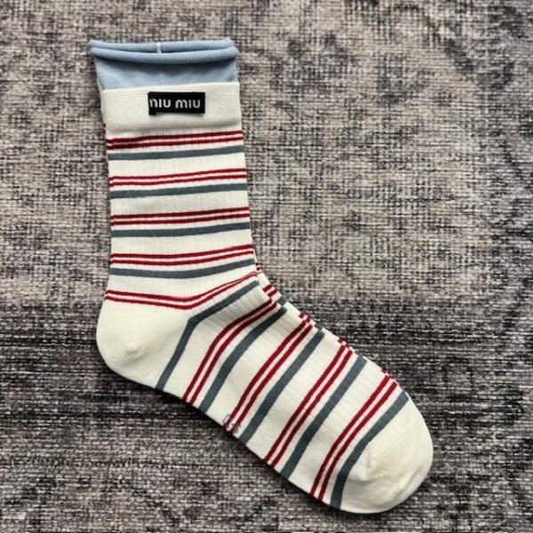 miu-cizgili-ekru-corap-resim3-5795.jpg