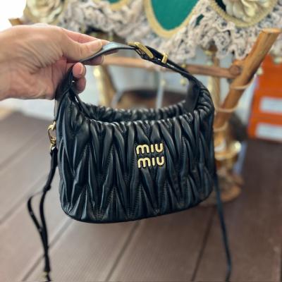 MİU SİYAH ASKILI ÇANTA 