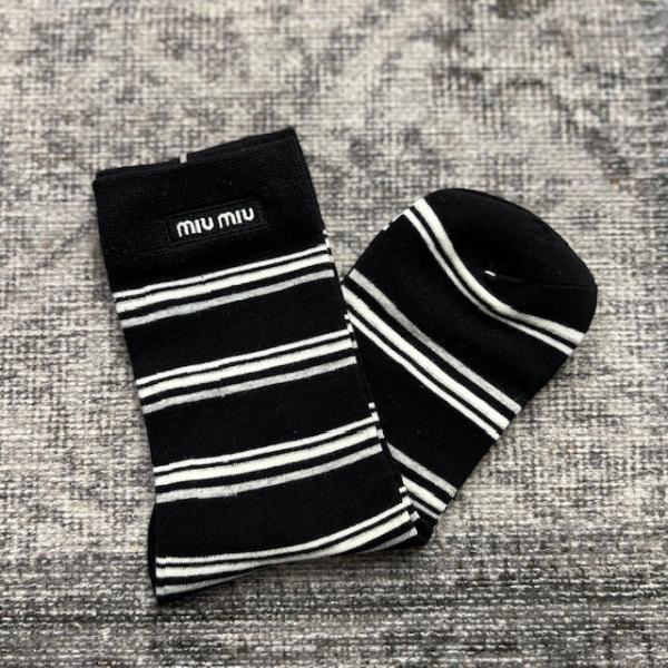 miu-siyah-cizgili-corap-3-resim2-5785.jpg