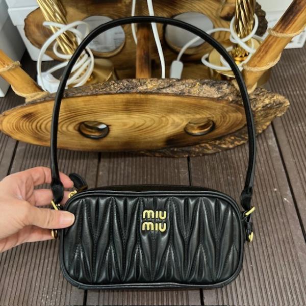miu-siyah-deri-canta--resim2-4470.jpg
