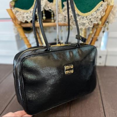 MİU SİYAH RUGAN BÜYÜK BOY ÇANTA 