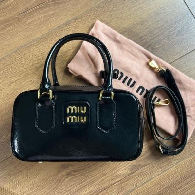 MİU SİYAH RUGAN ÇANTA 