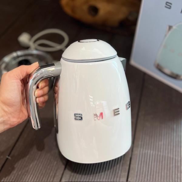 smeg-beyaz-kettle-resim2-7899.jpg
