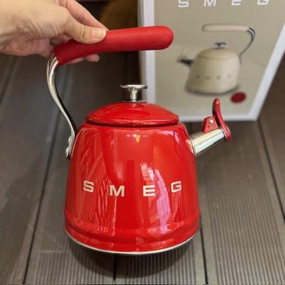 SMEG KIRMIZI SET ÜSTÜ DÜDÜKLÜ KETTLE