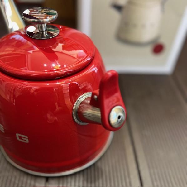 smeg-kirmizi-set-ustu-duduklu-kettle-resim3-7359.jpg
