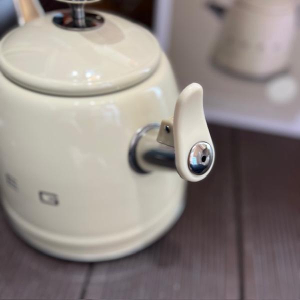 smeg-set-ustu-duduklu-ekru-kettle-resim2-7388.jpg