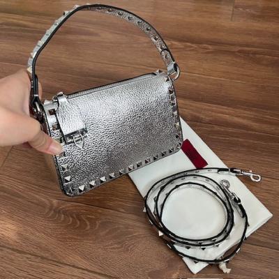 VLTN ASKILI GÜMÜŞ ÇANTA 