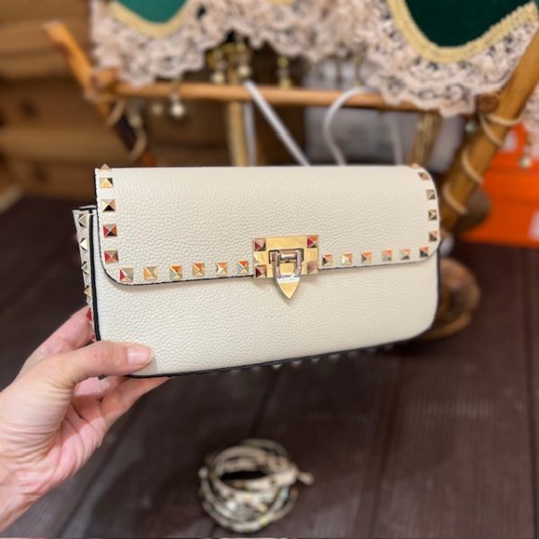vltn-ekru-gold-rockstud-resim-8294.jpg