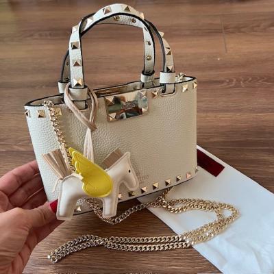 VLTN EKRU ZİNCİR ASKILI ÇANTA 