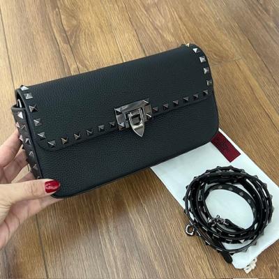 VLTN SİYAH DERİ ASKILI ÇANTA 