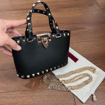 VLTN SİYAH ZİNCİR ASKILI ÇANTA 