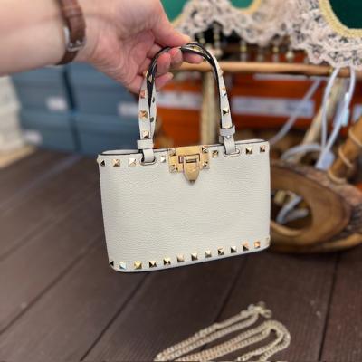 VLTN ZİNCİR ASKILI EKRU ÇANTA 